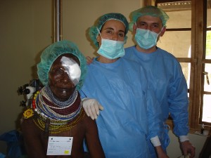 Médicos con paciente en Turkana (Kenia). Fundación Emalaikat. Financiado por ACAS