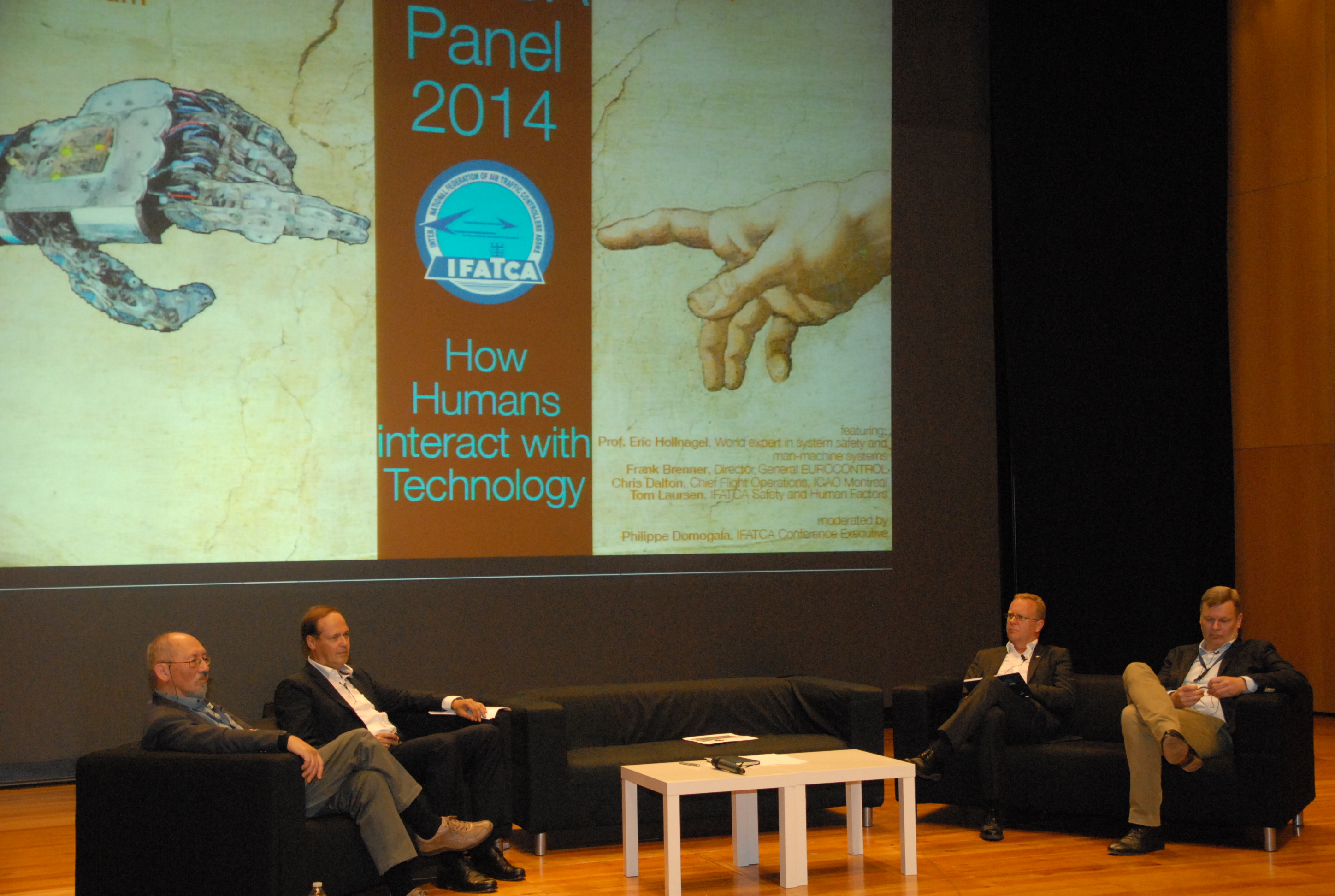 Debate sobre "Cómo interactúan los humanos y la tecnología"